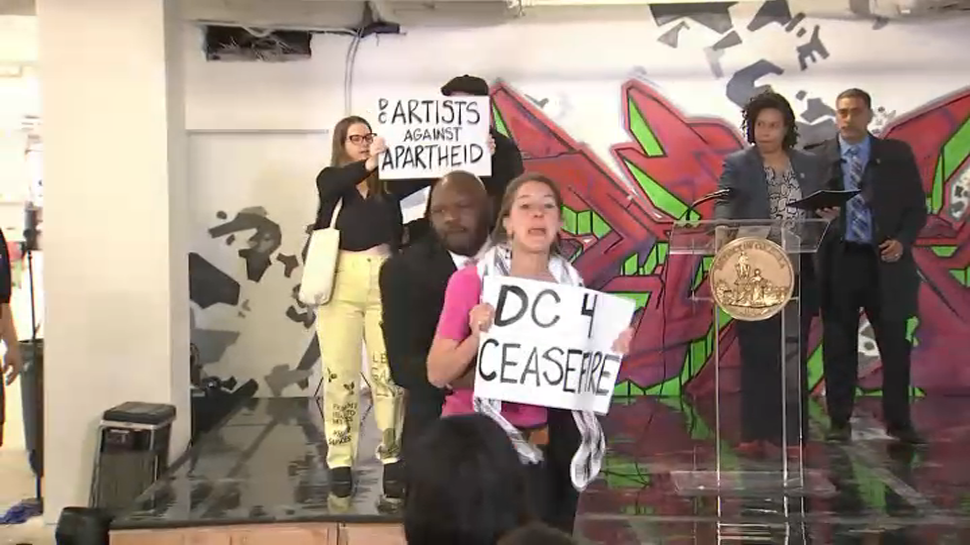 Gaza ceasefire protester rushes Mayor Muriel Bowser during Artomatic ...