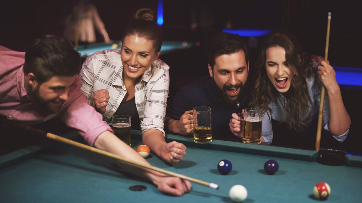 Играющий в приставку чел. Игры для всей семьи на свежем воздухе. Чтобы они играли вместе. Играющий в приставку чел. Люди играющие в настольный теннис.