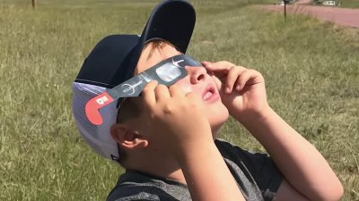 How do solar eclipse glasses work?