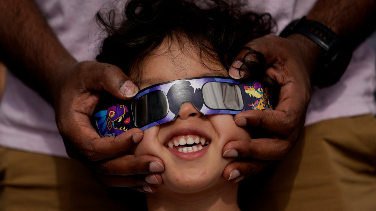 What happens if you look at the sun during the eclipse – NBC4 Washington - Vimarsana News