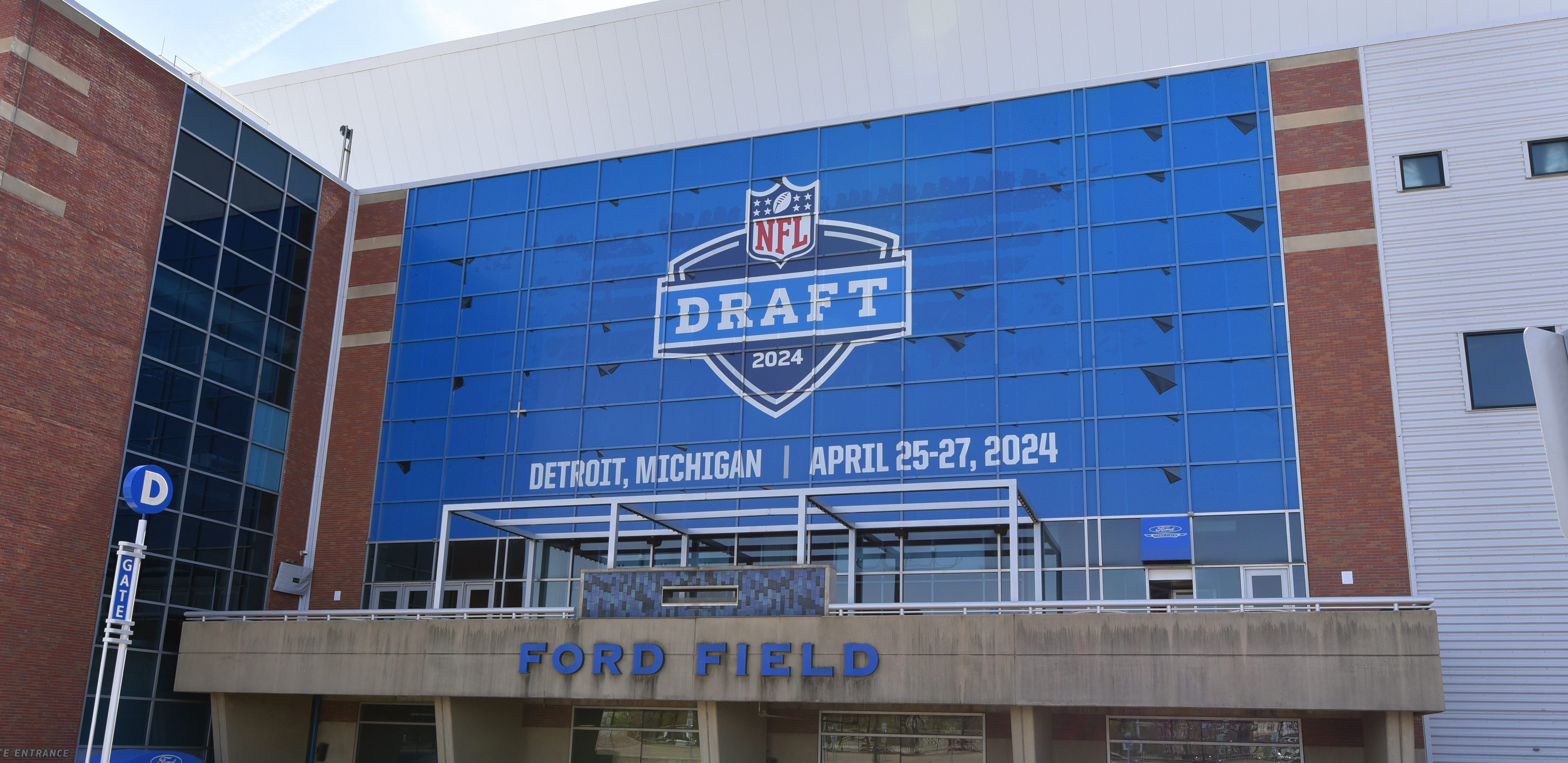 What time does the NFL Draft start tonight? Bears are first on the
clock