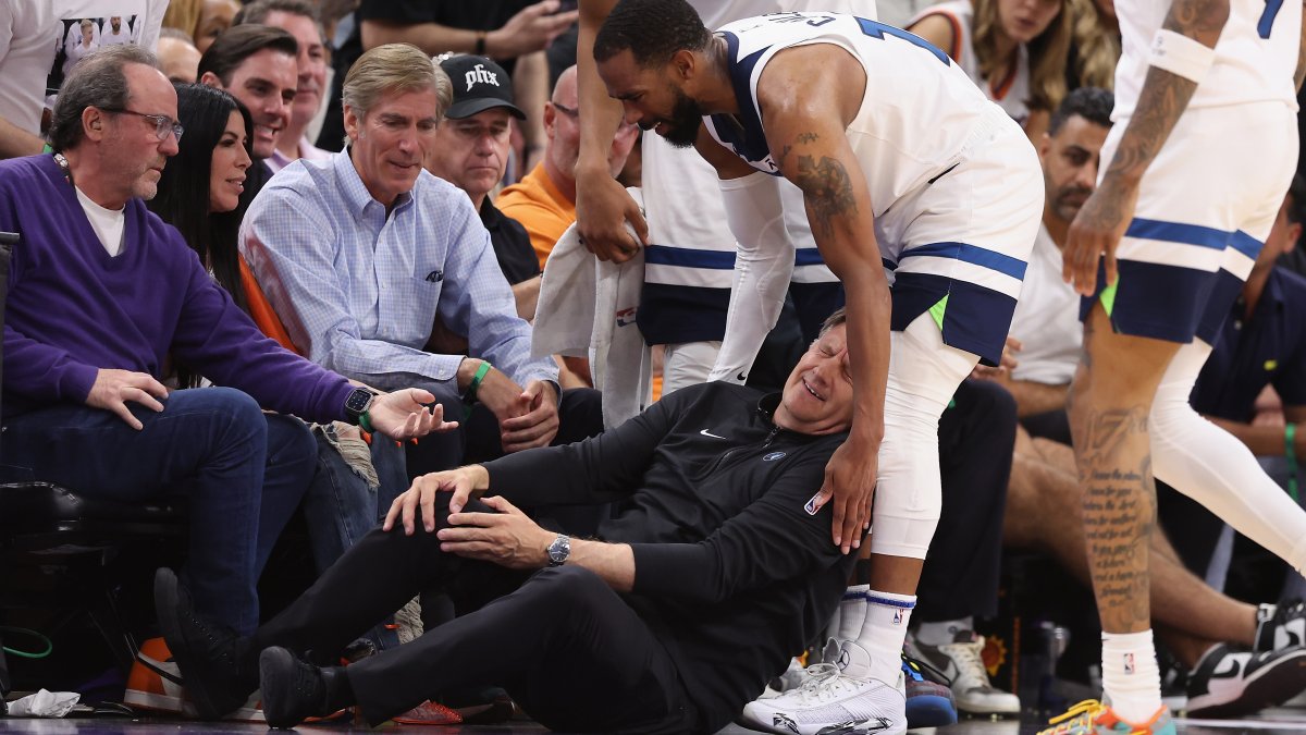 Timberwolves HC Chris Finch suffers knee injury after midgame