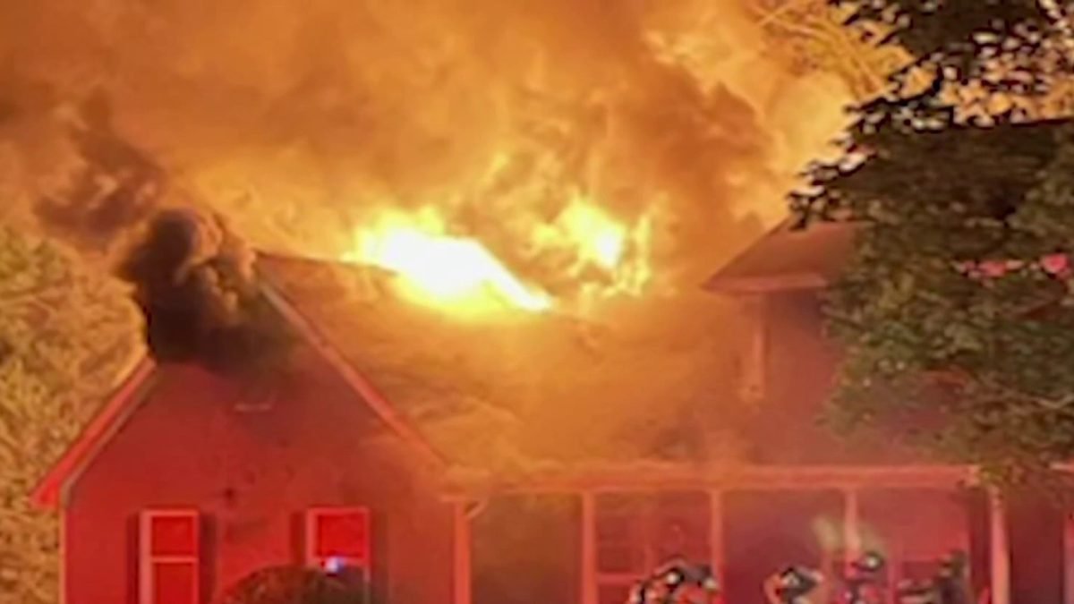 Neighbor, officer race to rescue family from burning Woodbridge home – NBC4 Washington - Vimarsana News