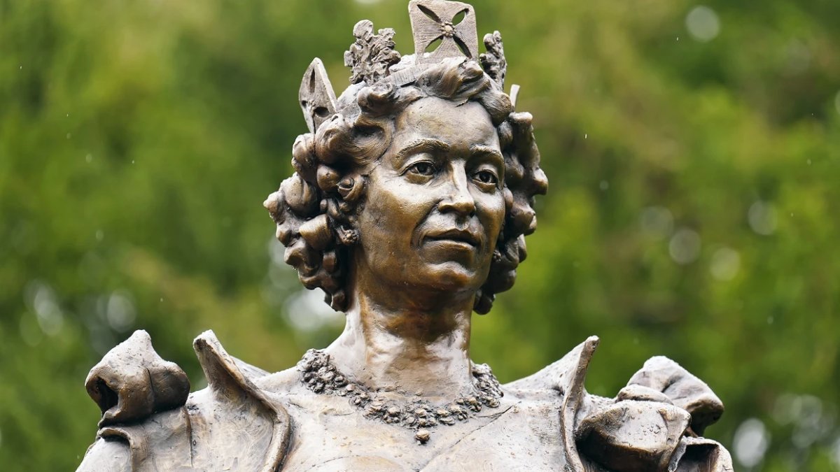 Queen Elizabeth statue with unveiled on what would have been her