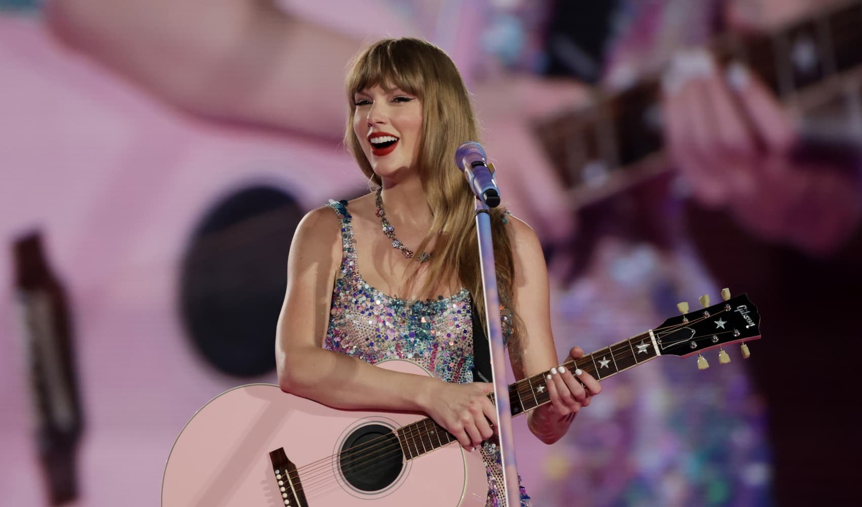 Taylor Swift stops show to help fan in distress - Vimarsana News