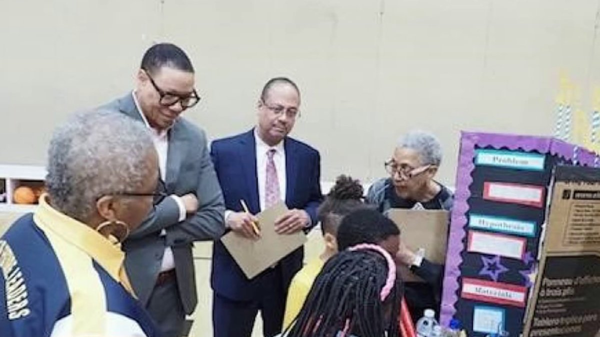 Tony Perkins judges science fair at WB Patterson Elementary – NBC4 ...