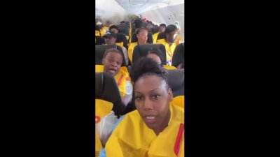 Video muestra a pasajeros con chalecos salvavidas en un vuelo que tuvo que regresar a Jamaica