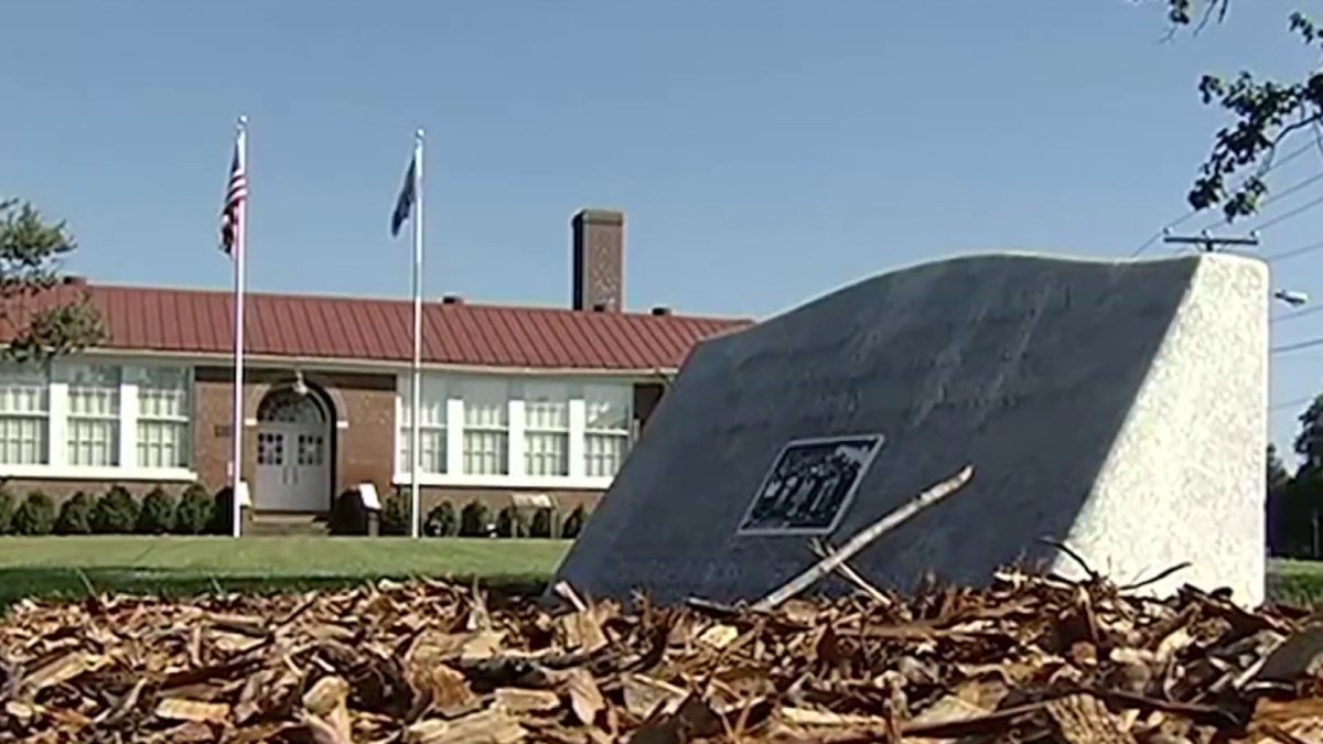 布朗诉教育委员会案后,弗吉尼亚学区选择关闭 5 年而不是整合 – NBC4 Washington 布朗诉教育委员会案后,弗吉尼亚学区选择关闭 5 年而不是整合 – NBC4 Washington