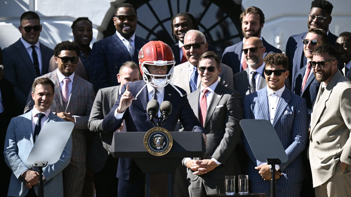Joe Biden dons Chiefs helmet, jokes with Travis Kelce at White House NBC4 Washington