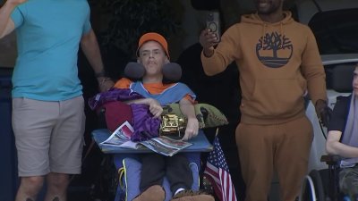 Leesburg community holds car parade for man on hospice