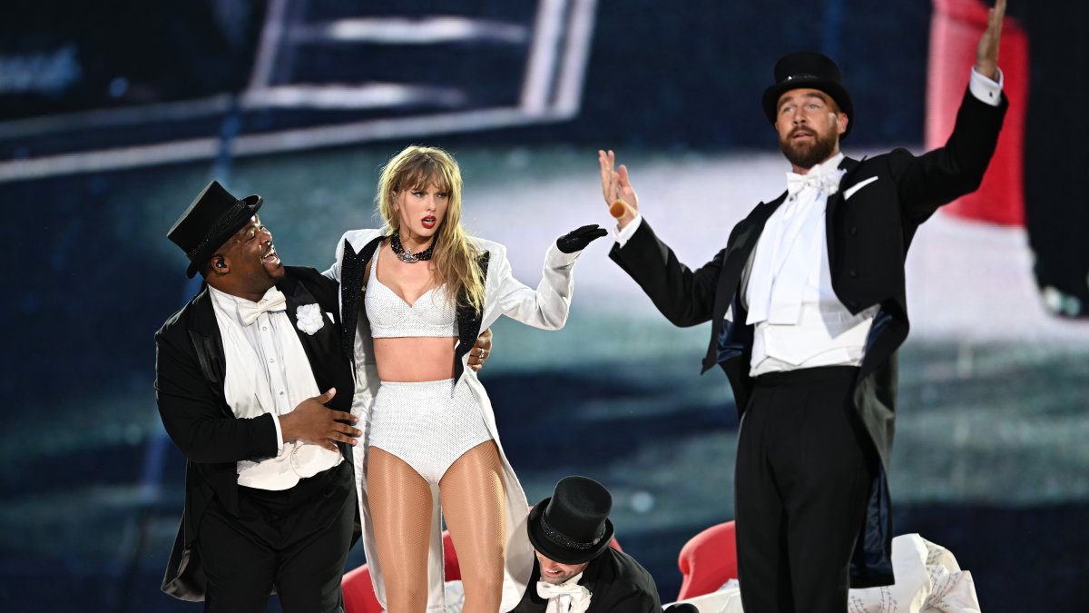 Travis Kelce reacts best to Taylor Swift’s cleavage in London bar – NBC4 Washington