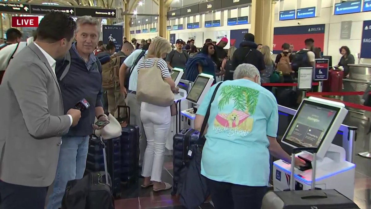 Confusion at Reagan National Airport amid global outage NBC4
