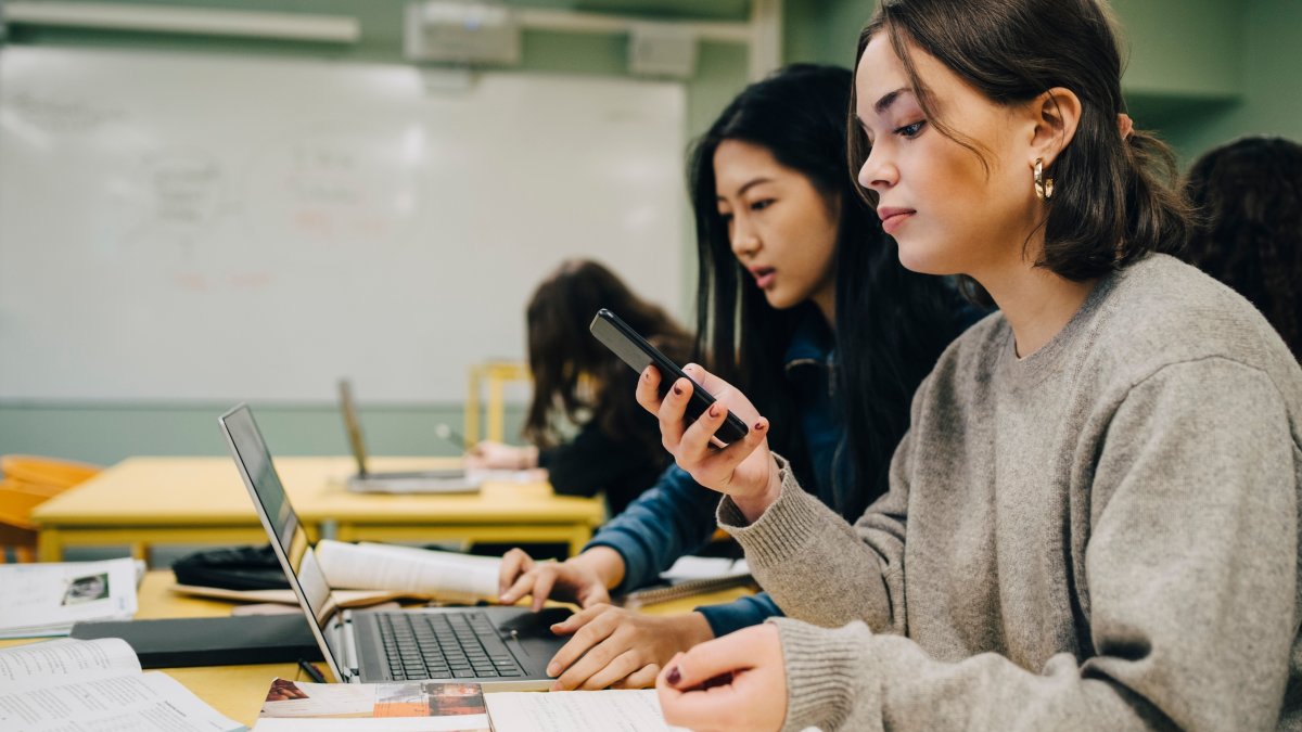 Virginia plans to ban students from using cell phones all day – NBC4 Washington