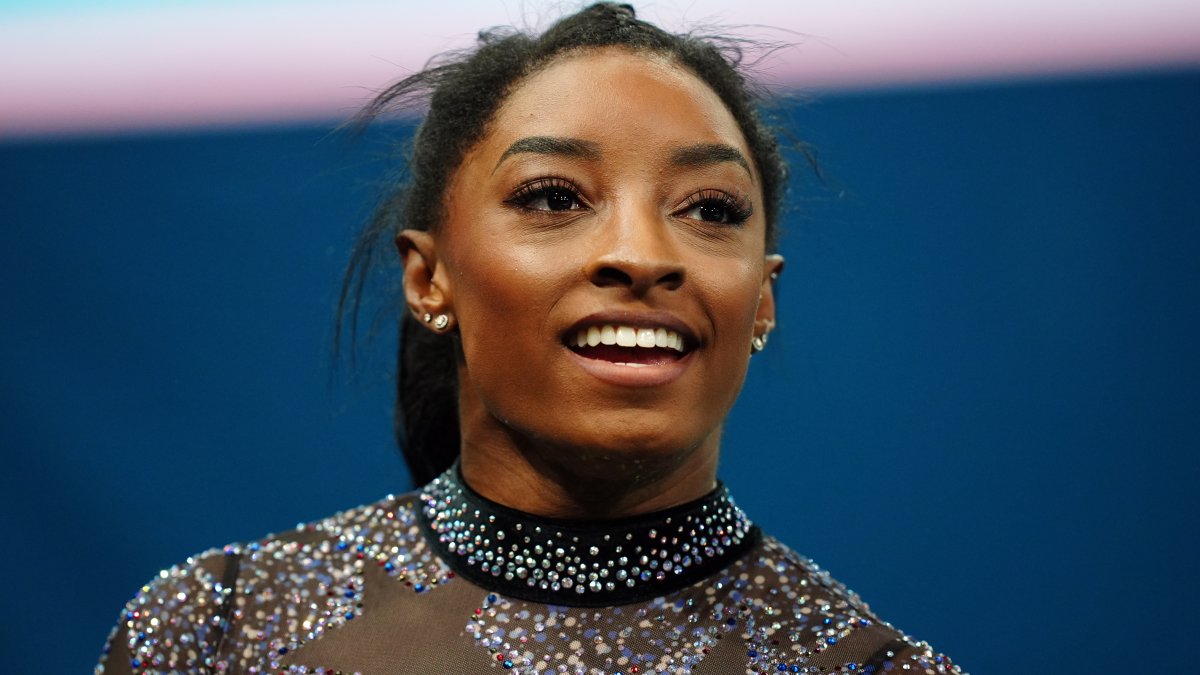 Simone Biles dominates Olympic gymnastics qualifying despite injury