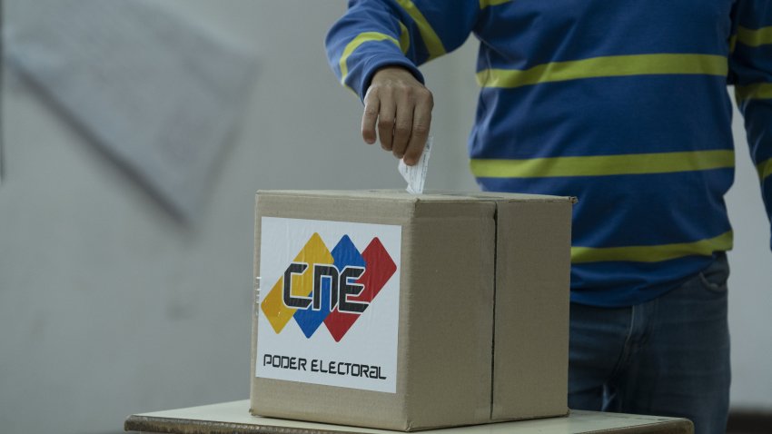 A voter casts a ballot during the presidential election in Caracas, Venezuela, on Sunday, July 28, 2024. Voters began lining up at polling stations across the country early Sunday to chose between President Nicolas Maduro, whose 11-year grip on power spanned one of the worst humanitarian and economic crises in modern history, and a candidate who isn’t even on the ballot. Photographer: Andrea Hernandez Briceno/Bloomberg via Getty Images