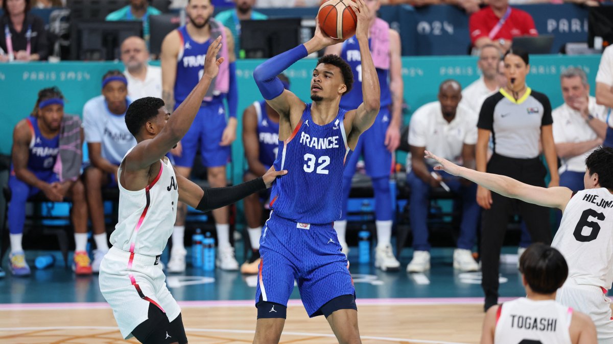 Victor Wembanyama towers over shortest Olympic basketball player NBC4