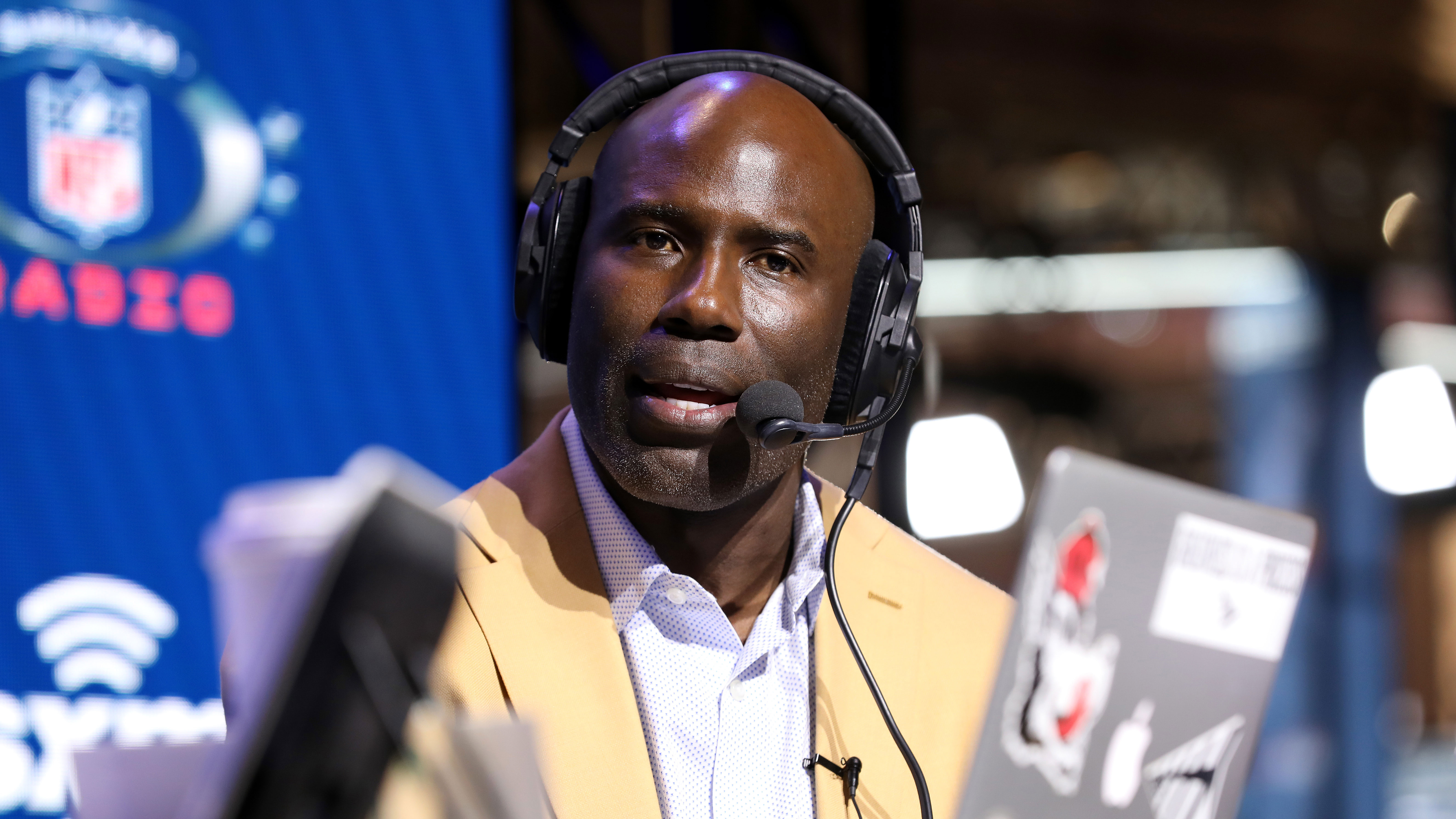 Football Hall of Famer Terrell Davis believes race played role in handcuffed removal from United flight