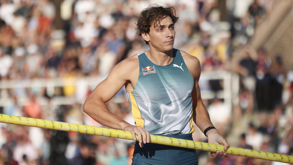 How do pole vaulters travel with their poles? Olympian explains NBC4