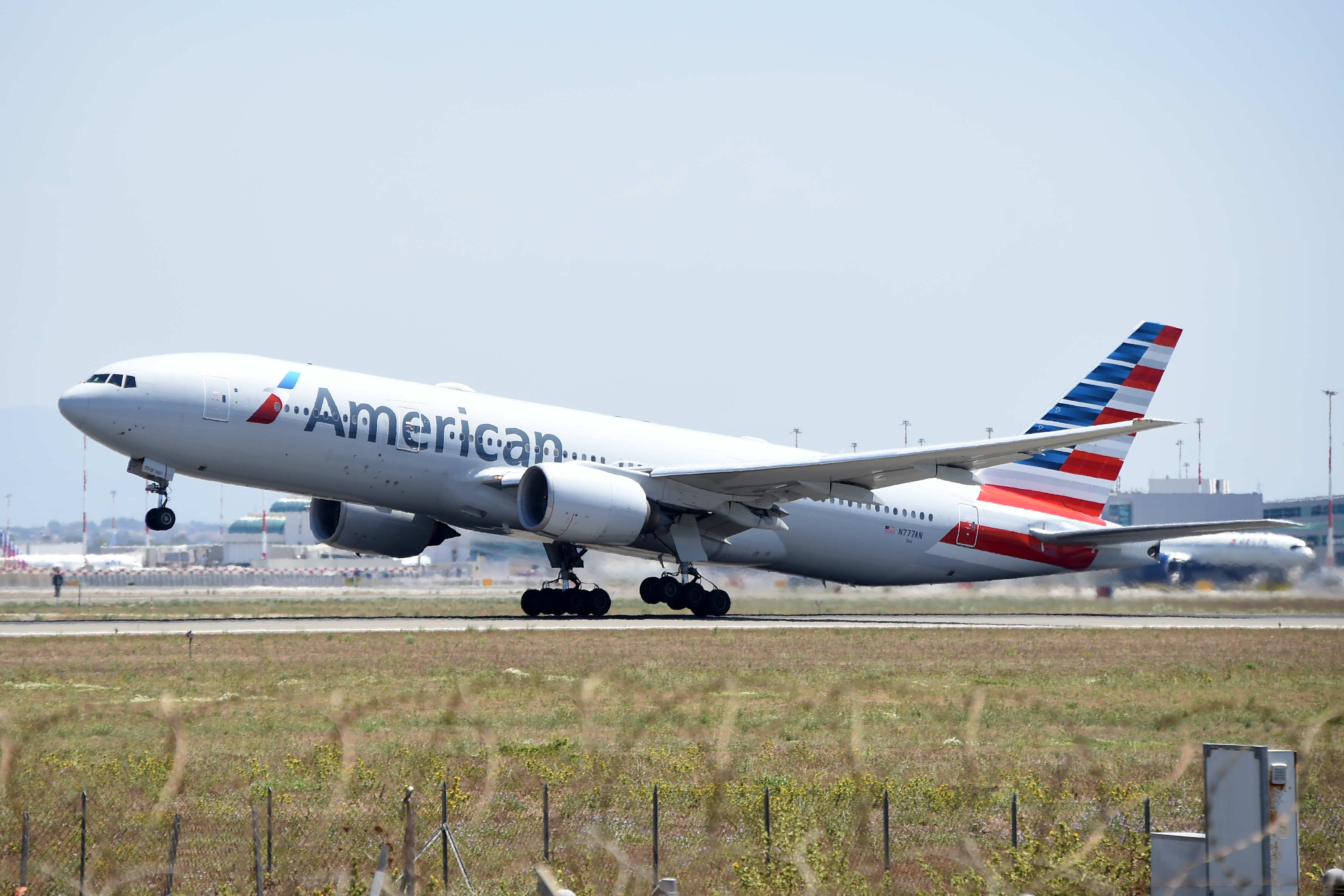 Man sentenced to prison for trying to open cockpit on LA-to-DC flight using plastic shank