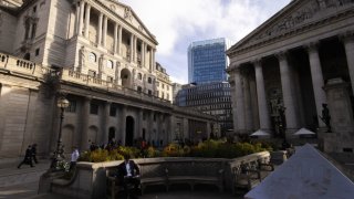 Commuters outside the Bank of England (BOE) in the City of London, UK, on Monday, Sept. 16, 2024. The central bank’s Monetary Policy Committee’s interest rate decision is scheduled for release on Sept. 19. 