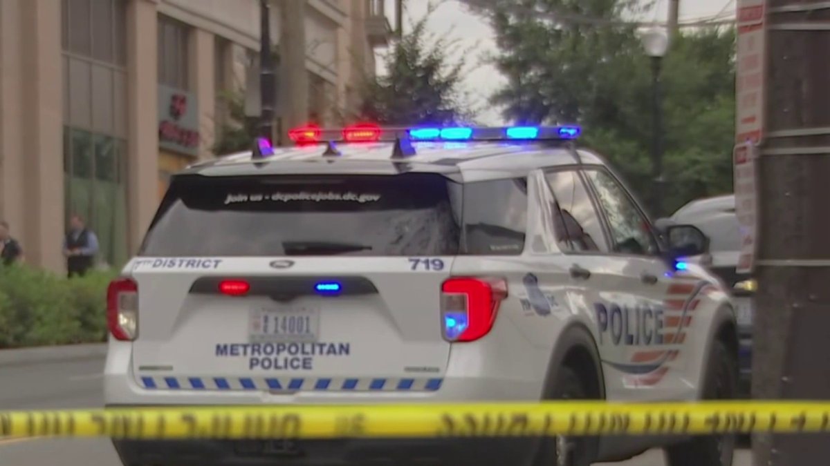 DC Police kill armed man outside fast food restaurant