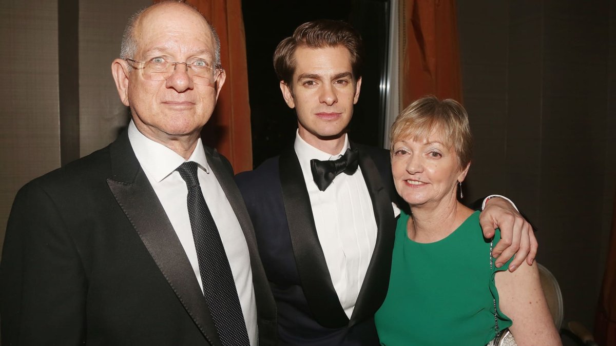 Andrew Garfield, Elmo teach ‘extremely important’ grieving lesson NBC4 Washington