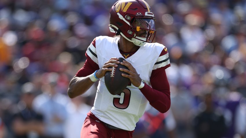 BALTIMORE, MARYLAND – OCTOBER 13: Quarterback Jayden Daniels #5 of the Washington Commanders rushes with the ball against the Baltimore Ravens at M&T Bank Stadium on October 13, 2024 in Baltimore, Maryland. (Photo by Patrick Smith/Getty Images)