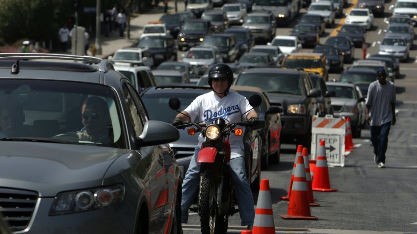 Los Angeles, Ca. Traffic cues up outside the the parking lot as Dodger fans fill Dodger stadium for sold out opening day baseball game between the Los Angeles Dodgers and the Colorado Rockies, Monday, April 9, 2007. 122784.ME.0409.dodgers  (Photo by Spencer Weiner/Los Angeles Times via Getty Images)