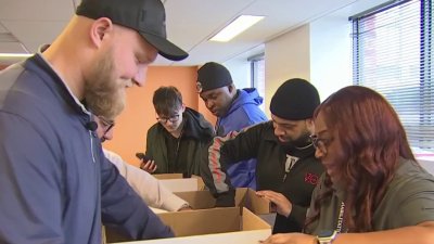 Commanders' Tyler Biadasz aids DC Thanksgiving food donation effort