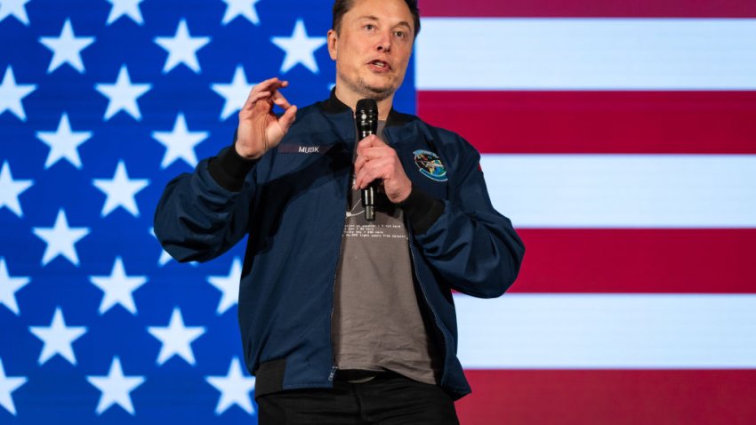 LANCASTER, PENNSYLVANIA – 26 DE OCTUBRE: El fundador de SpaceX y Tesla, Elon Musk, habla durante un ayuntamiento de America PAC el 26 de octubre de 2024 en Lancaster, Pensilvania. Musk ha donado más de $75 millones a America PAC, que cofundó con otros capitalistas de riesgo y empresarios tecnológicos de Silicon Valley para apoyar al candidato presidencial republicano, el expresidente estadounidense Donald Trump. (Foto de Samuel Corum/Getty Images)