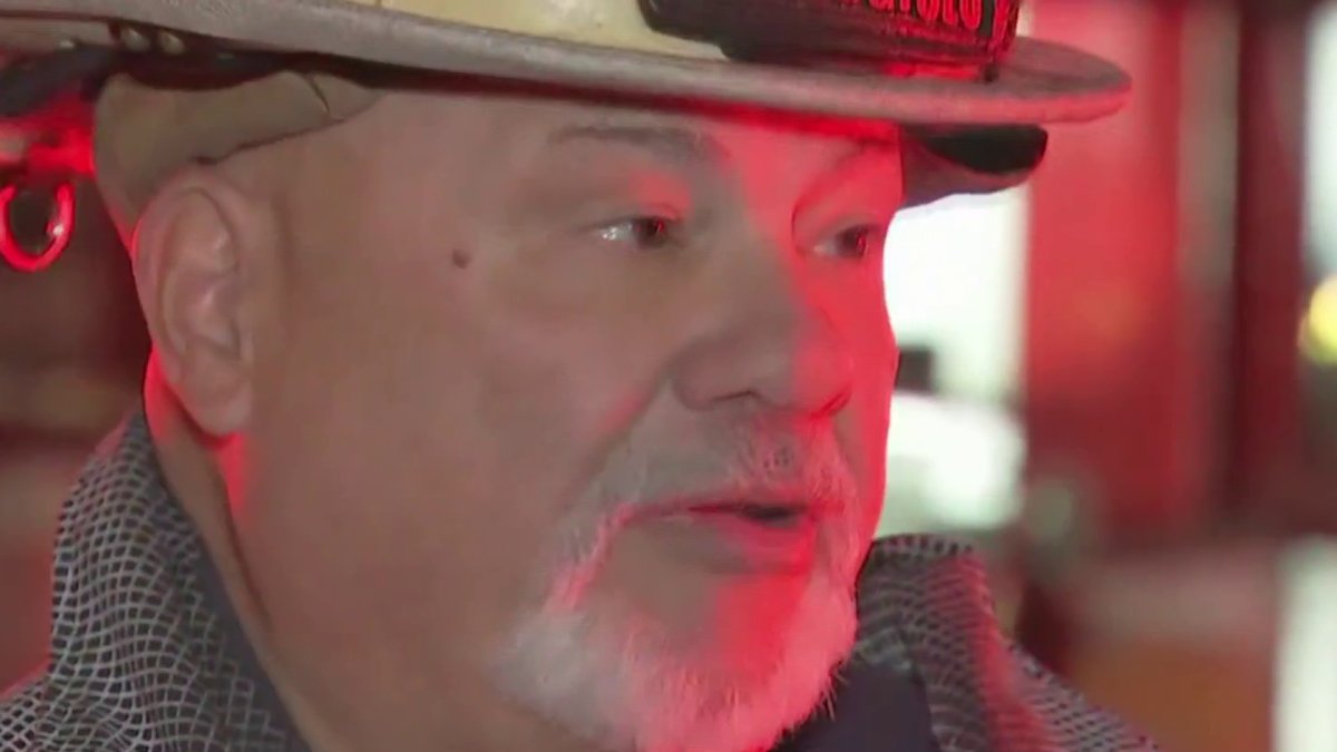 2 hurt, several displaced after NW apartment fire – NBC4 Washington