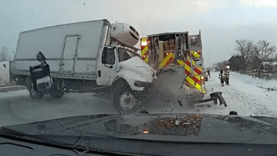 Nieve, camión de carga y bomberos: video capta dramático choque en carretera