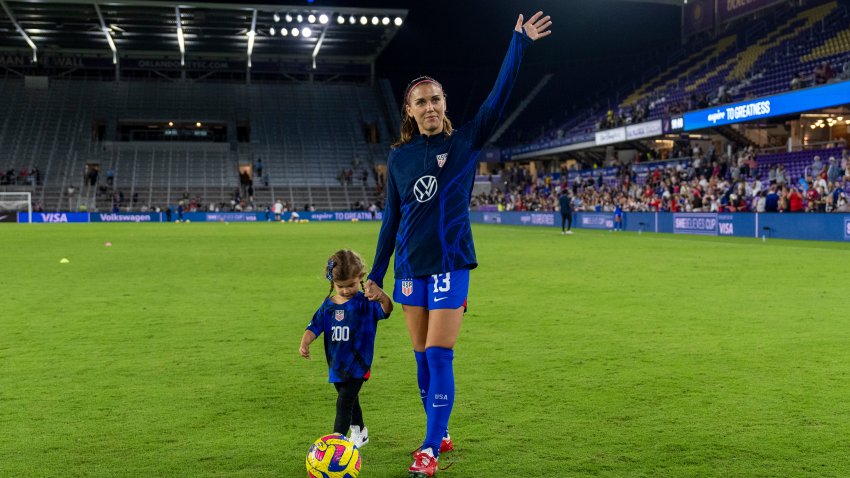 Alex Morgan and her daughter