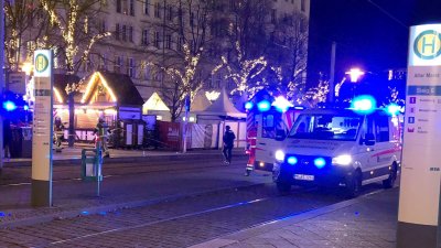 Conductor arrolla a grupo de personas en mercado navideño en Alemania