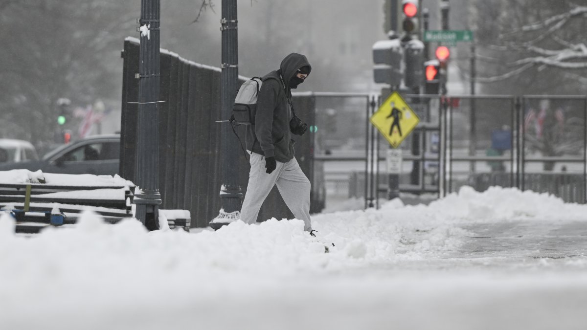 Live updates: Major storm blankets DC area in half a foot of snow ...