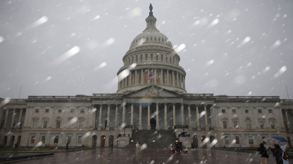 Officer suspended after man with gun allowed into Capitol for tour post image