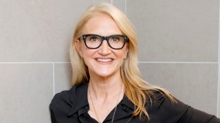 [CNBC] Want to turn off the TV and pick up a book instead? This 5-second-rule will help you get it done, Mel Robbins says