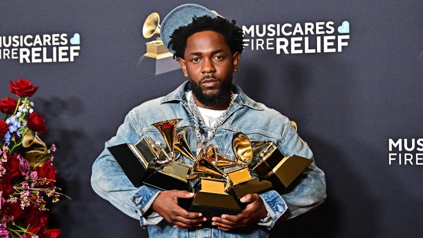 Kendrick Lamar poses with his Grammys