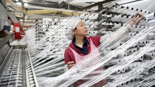 A worker works at a workshop of Zhonghong Packaging Company in Lianyun district, Lianyungang city, East China’s Jiangsu province, on March 27, 2025.