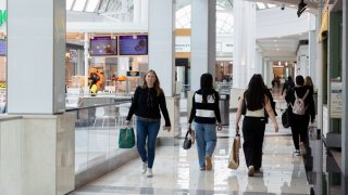 Shoppers walk through the King of Prussia Mall, as global markets brace for a hit to trade and growth caused by U.S. President Donald Trump’s decision to impose import tariffs on dozens of countries, in King of Prussia, Pennsylvania, U.S., April 3, 2025.