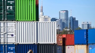 Freight containers are stacked in the east of the banking city on the site of the DB transshipment station. The skyscrapers of the banking skyline rise up behind them. US President Trump’s aggressive US customs policy can also be seen as a trade war against the rest of the world.