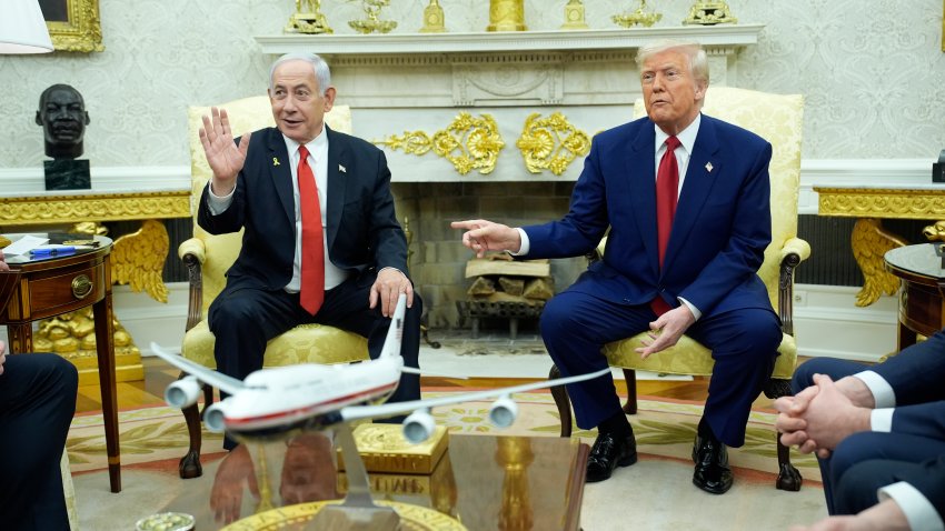 El presidente de Estados Unidos, Donald Trump (derecha), se reúne con el primer ministro israelí, Benjamin Netanyahu (izquierda), en la Oficina Oval de la Casa Blanca. EFE/EPA/YURI GRIPAS / POOL