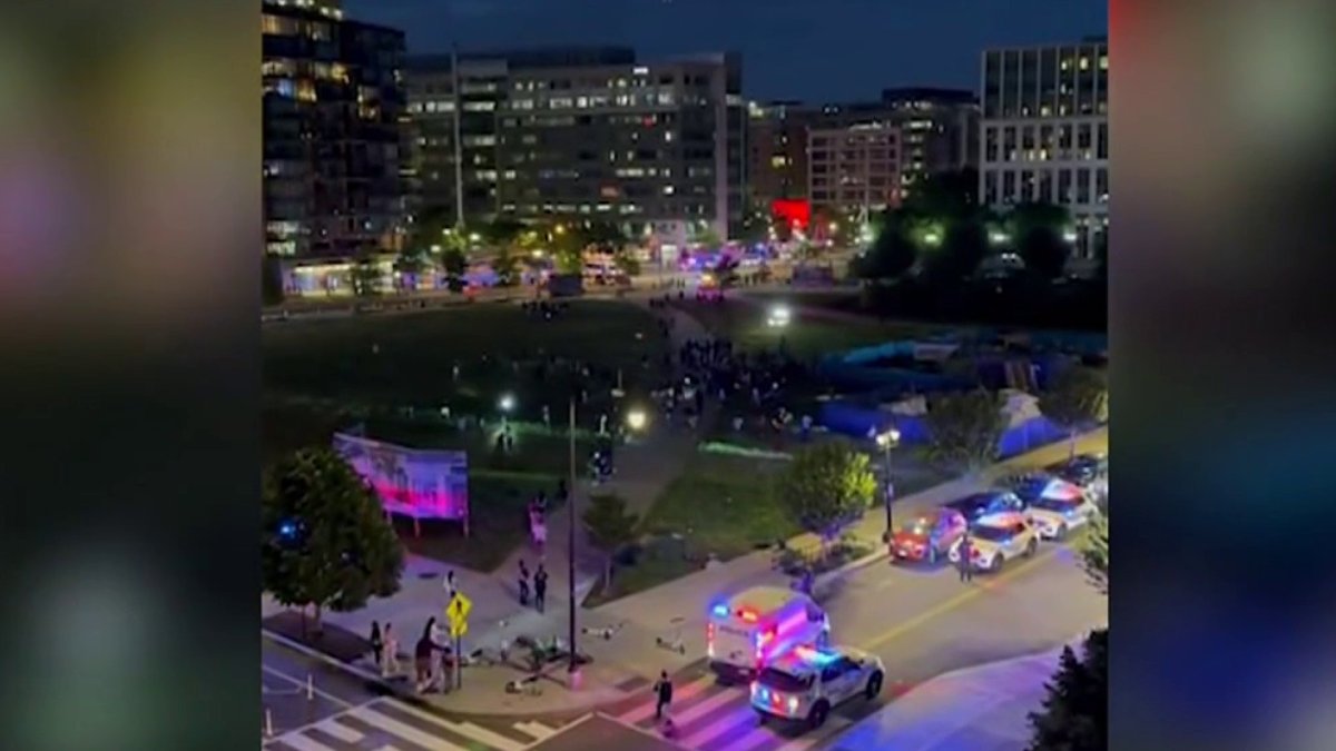 Crowd of teens fighting partially closes Navy Yard Metro station