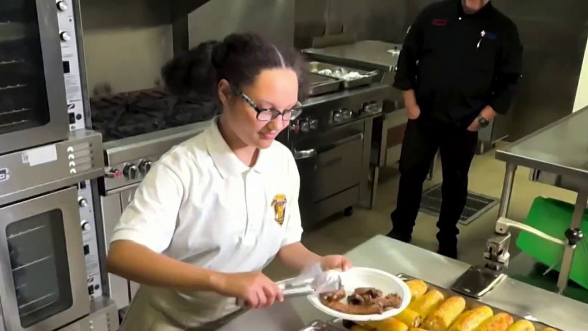 Washington Commanders center leads cooking class for DC youth – NBC4 ...
