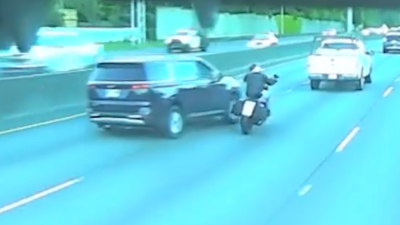 Captado en video: conductor embiste a motociclista tras presunto incidente de ira