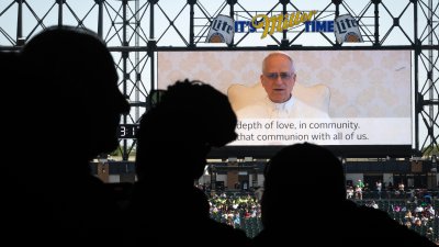 El papa León XIV ofrece un mensaje especial durante el evento en su honor en el estadio de los White Sox.