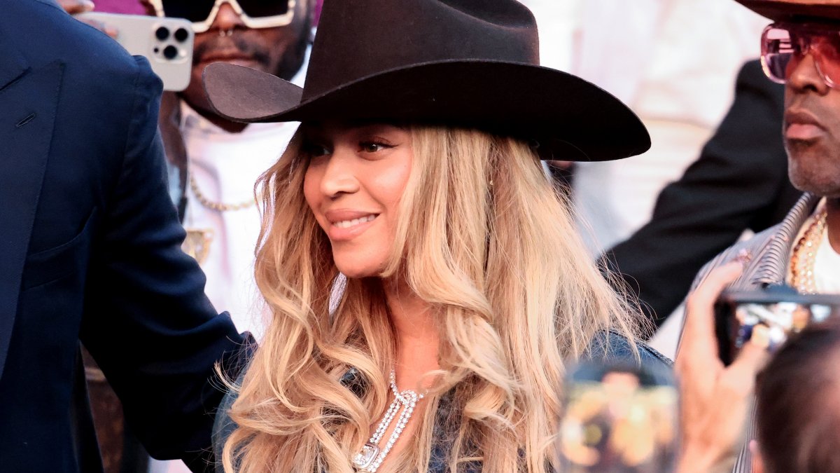 Beyoncé stops performance after flying car tilts over crowd – NBC4 ...