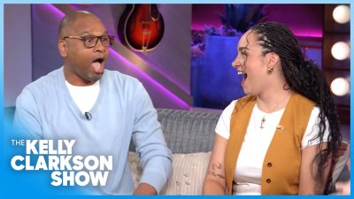 Kelly Clarkson surprises father-daughter duo empowering youth through music