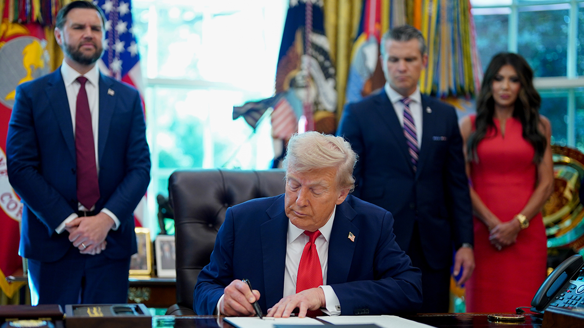 Trump signs executive orders on National Guard training, burning ...