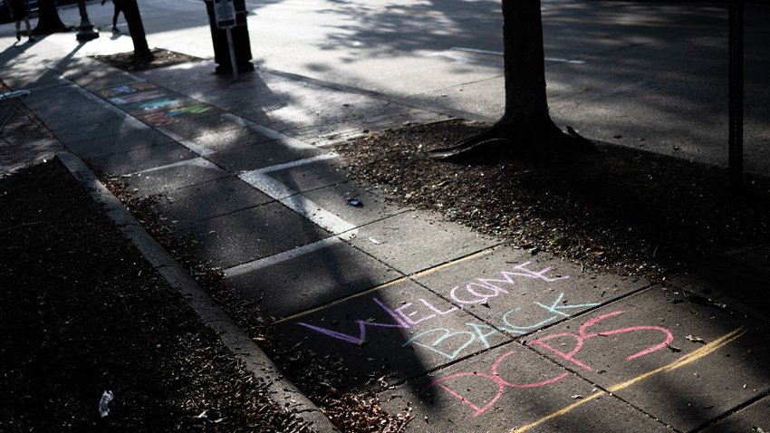 A welcome back note for students is seen on the first day of DC Public Schools at a bus stop in Washington, DC on August 25, 2025, as a show of support as Immigration and Customs Enforcement (ICE) and Federal agent raids increase in the city. Neighbors, volunteers and parents clapped, blew whistles and shook tambourines as they accompanied children to school on the first day of the new school year across Washington on Monday, with the city’s immigrant community gripped by fear amid the Trump administration’s deportation raids. (Photo by ANDREW CABALLERO-REYNOLDS / AFP)